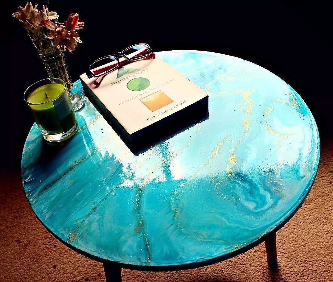 流動性$從沒學過美術的她,用簡單粗暴技法畫畫,讓她成為了百萬富豪