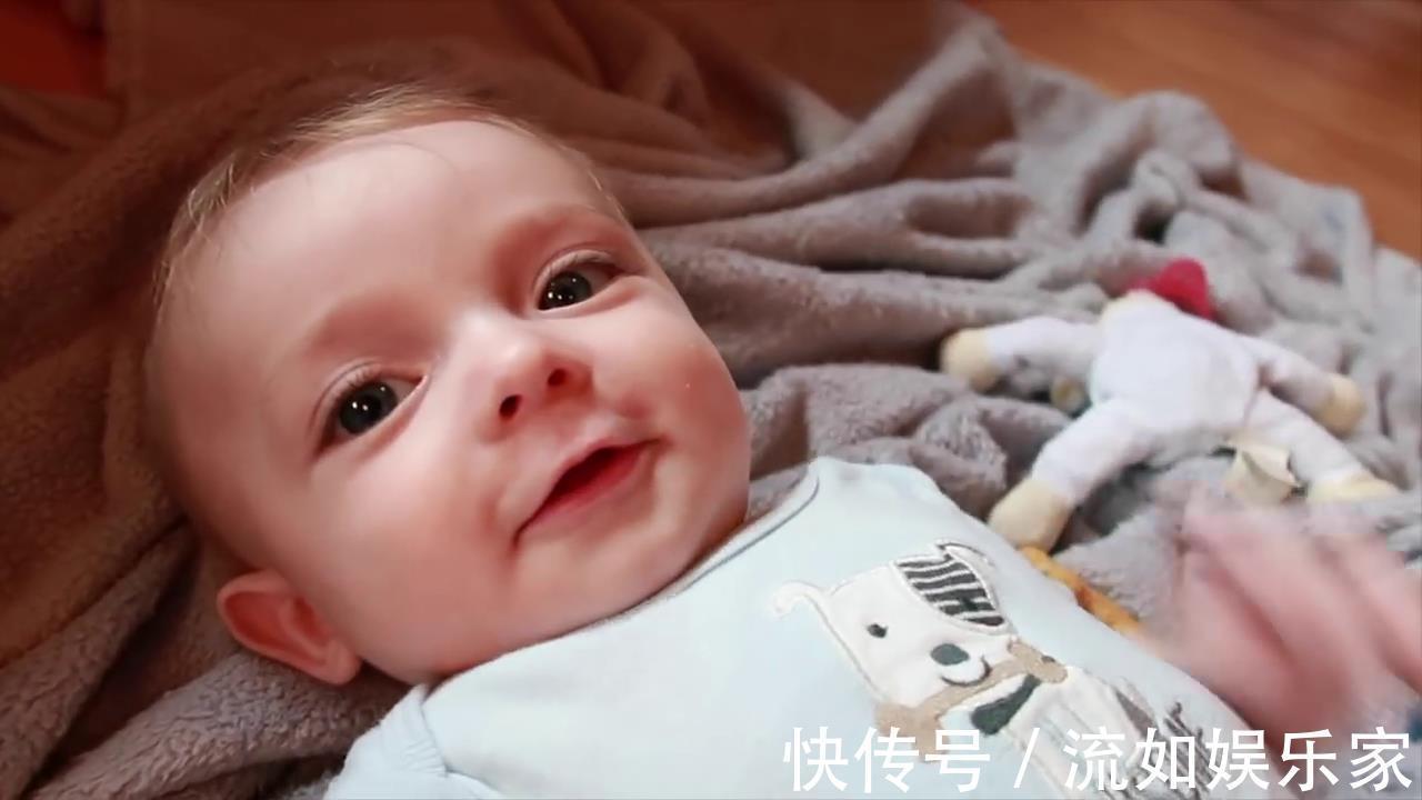 熟悉的味道|1岁半萌娃第一次帮5月大弟弟的忙,下一刻小家伙的反应,好玩了