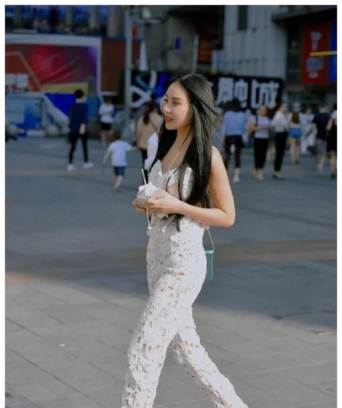 高跟鞋 美女脚上脚上踩着一双尖头的高跟鞋,走路姿态看上去更加有女人味