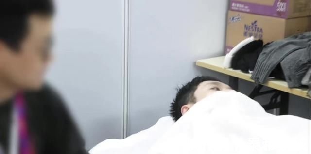 《街舞4》变“这就是熬夜”,张艺兴累倒在后台,王一博哈欠连天