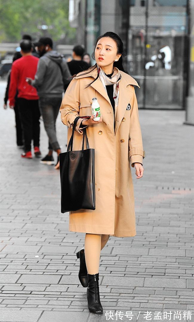 大衣 街拍:美女演绎短靴配大衣,款款漂亮