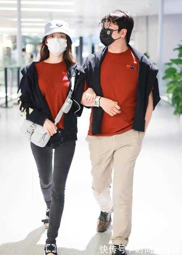 紧身裤|吉娜生娃后身材没走样,穿T恤配紧身裤走机场,“竹竿腿”太抢镜