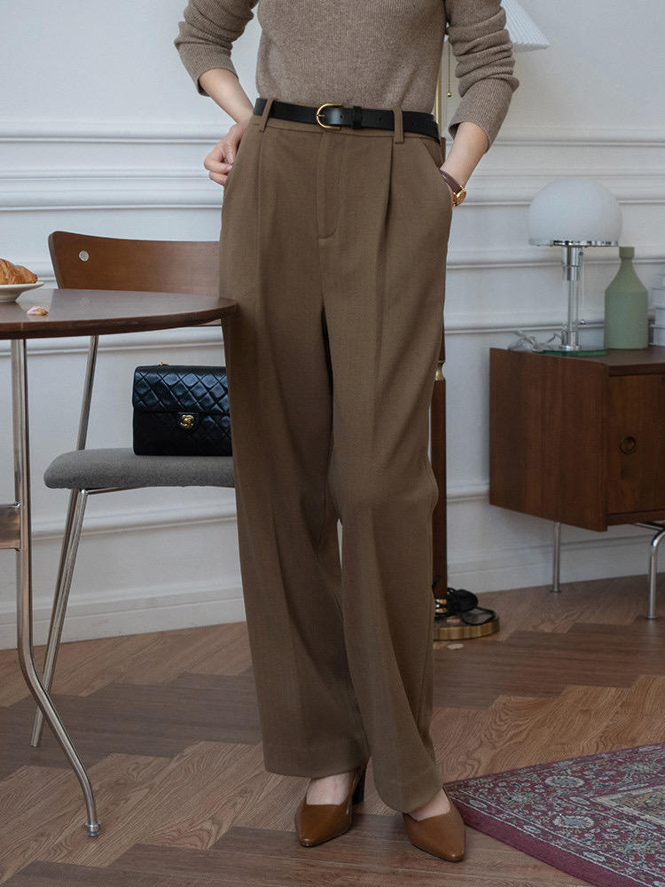 穿搭|这个冬天一定要拥有一件羊毛衫,搭配棕色西装裤,简直不要太美!