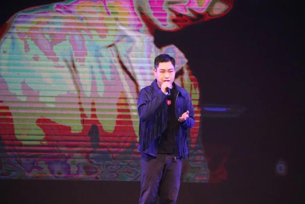 冬天的第二场雪和今晚的校园歌手大赛更配噢～