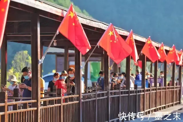 西江千户苗寨景区祝伟大的祖国生日快乐！繁荣昌盛|欢度国庆 | 五星红旗