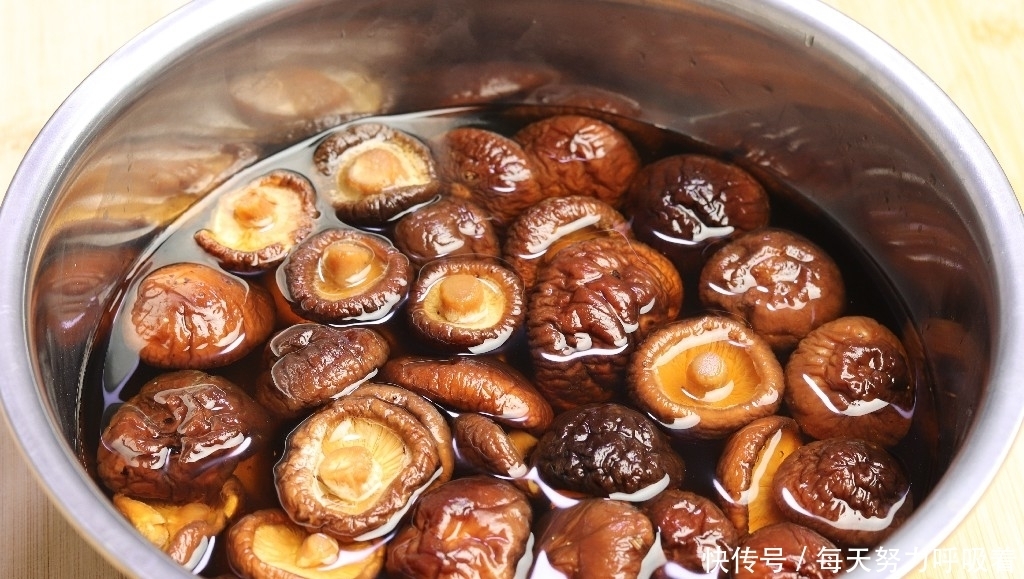 区别|一样是香菇,干香菇和鲜香菇有啥区别?知道以后别再乱买了