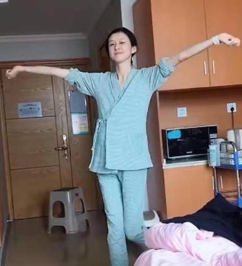 怀孕期间|“最苗条孕妈”走红,病房内跳舞催生,网友疑惑:真的怀孕了?