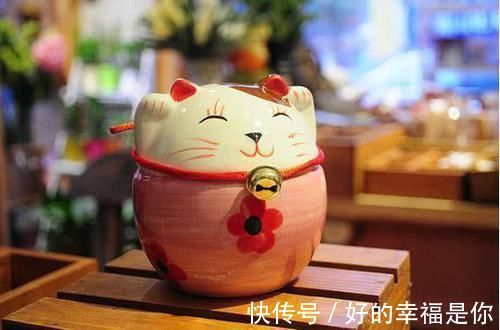 宝妈|儿子期末考试得了第一名，宝妈砸开存钱罐给奖励，一锤下去却懵了