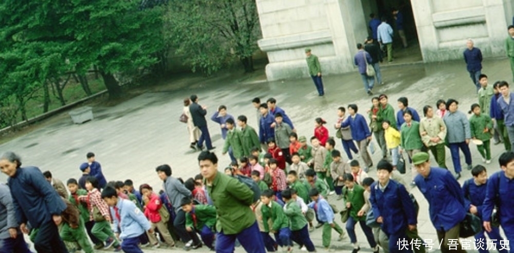 1980年的中山陵，来了一群小学生，穿军装背水壶神气十足