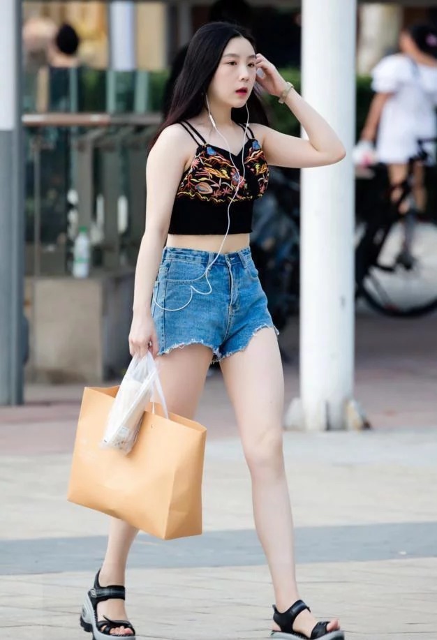 街拍:身材好气质佳的美女,修长美腿纤细笔直,让人羡慕