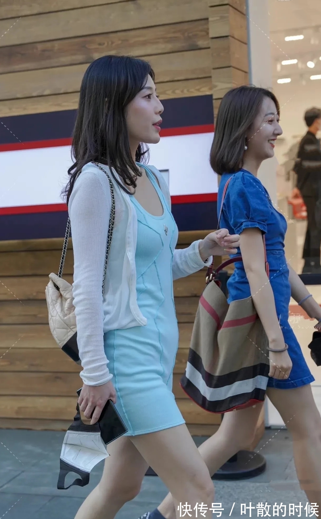 针织 绿色吊带连衣裙外搭白色针织小开衫,大方美丽又显身材