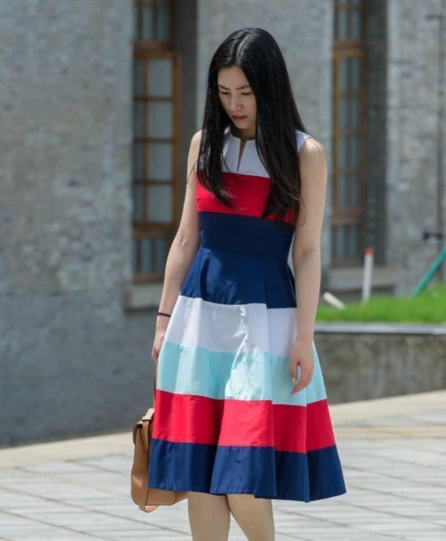 街拍：美女边走边喝饮料的，黑色连衣裙素雅大方