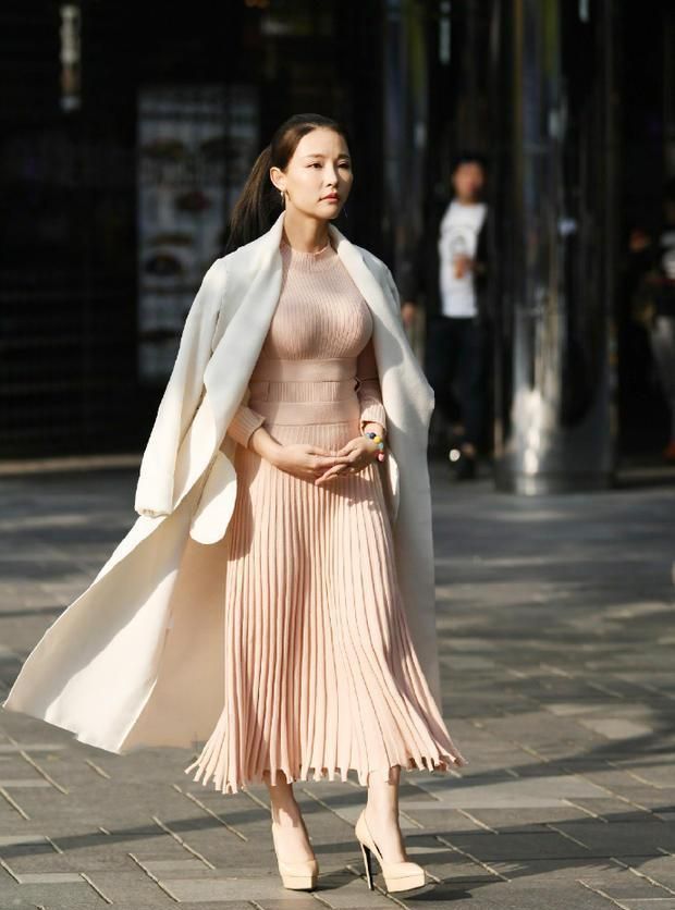 连衣裙|逛街穿着连衣裙, 是选择高跟鞋还是平底鞋, 那种搭配更美?