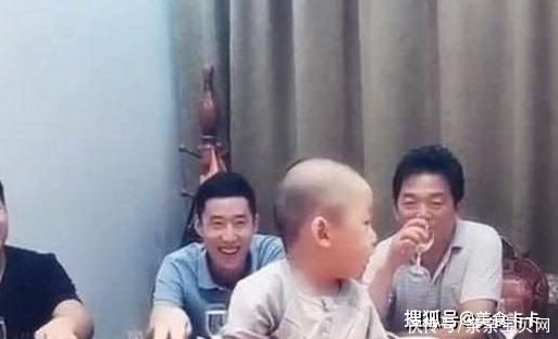 宝宝|爸爸带宝宝出去喝酒,妈妈不放心视频通话,看到这画面妈妈笑喷了