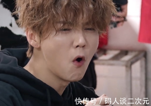 陈赫|陈赫到街边摊一下子要十碗面，小鹿付款得知总价钱后，是我没见过世面