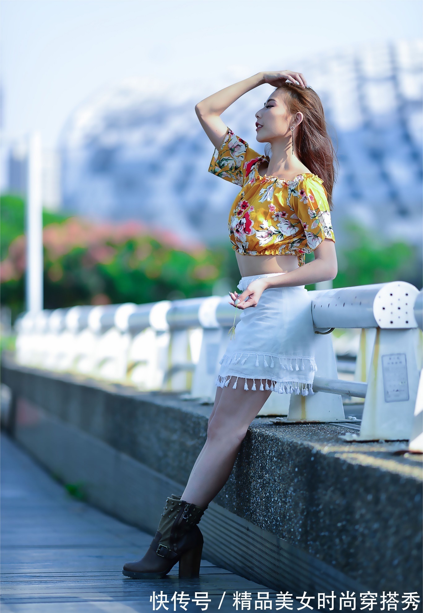 印花上衣 一字肩印花上衣下搭白色的短裙脚上一双高跟短靴,时尚又有型