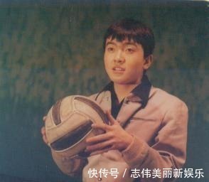 80年代《虾球传》的俩英俊少年靠“颜值”红遍全国，后来怎样