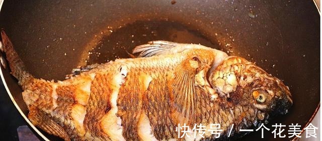 鱼肉|煎鱼时，先不要着急下锅，牢记这一招，煎出的鱼不粘锅不破皮！
