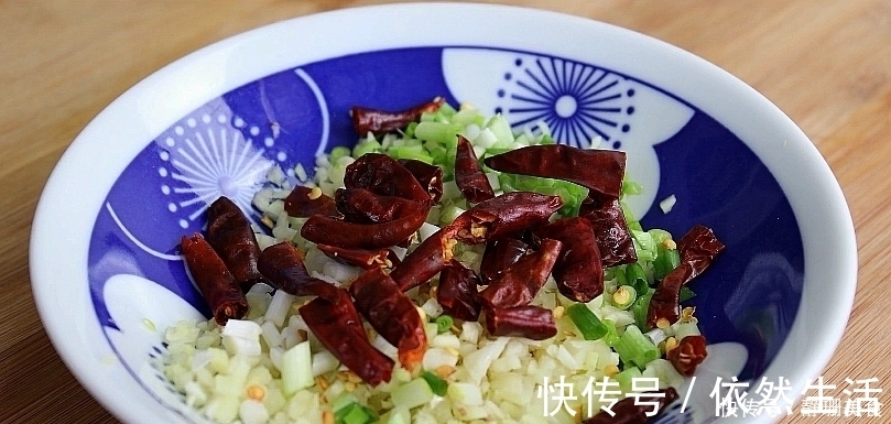 2盒豆腐，1勺淀粉，这个做法百吃不厌，出锅那一刻口水留下来