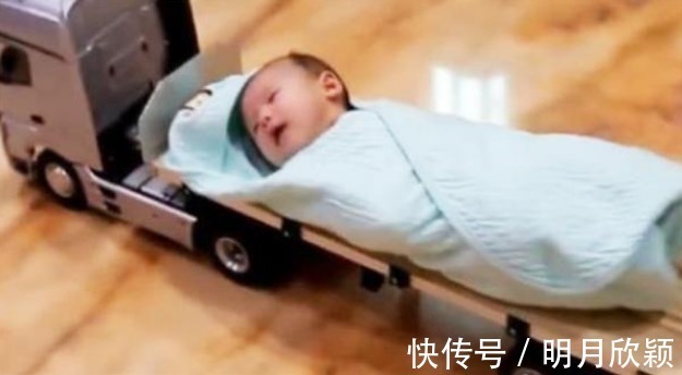 老公|奶爸在家看娃,妈妈不放心,临时回家,打开门看到这一幕笑翻在地