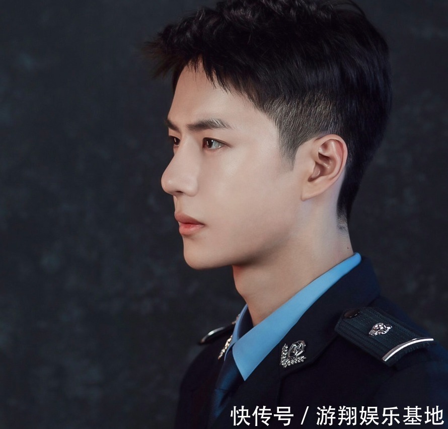 应援,警察肩章暴露级别,粉丝秒变事业粉