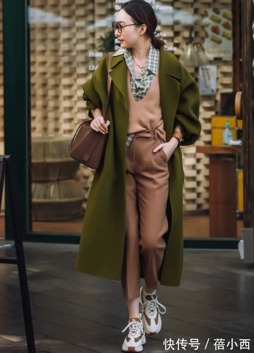 方头靴|穿大衣时别总搭小白鞋,试试配这“4种鞋子”,时髦显高还大气