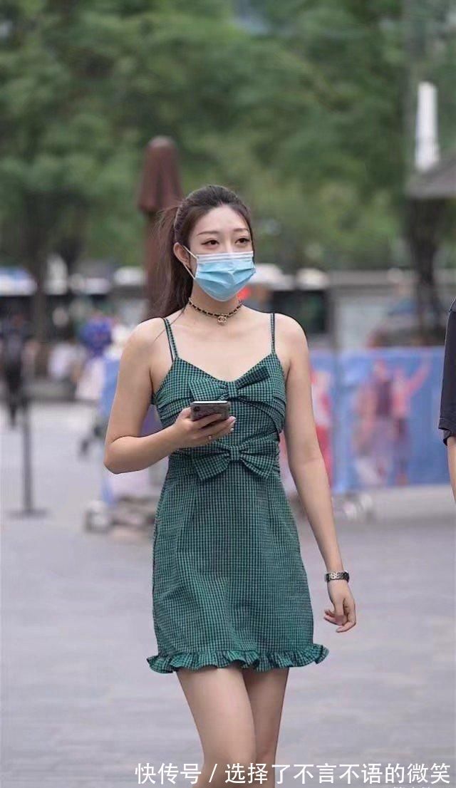 大表姐 谁说绿色不流行,大表姐这样一款吊带裙,出门回头率超高