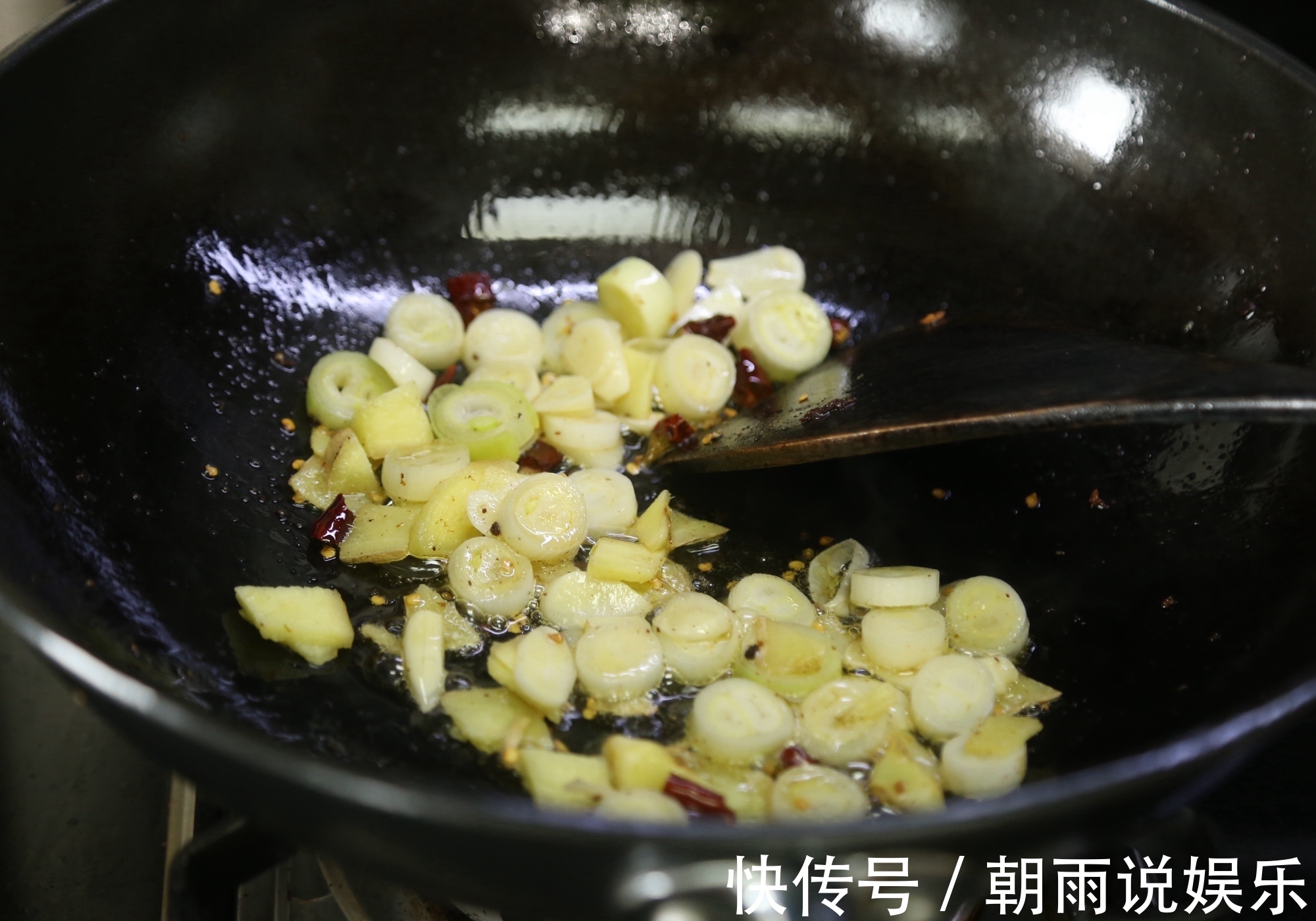 换个方法吃鸡!比辣子鸡好吃10倍,一整只鸡连骨头渣渣都嚼了!