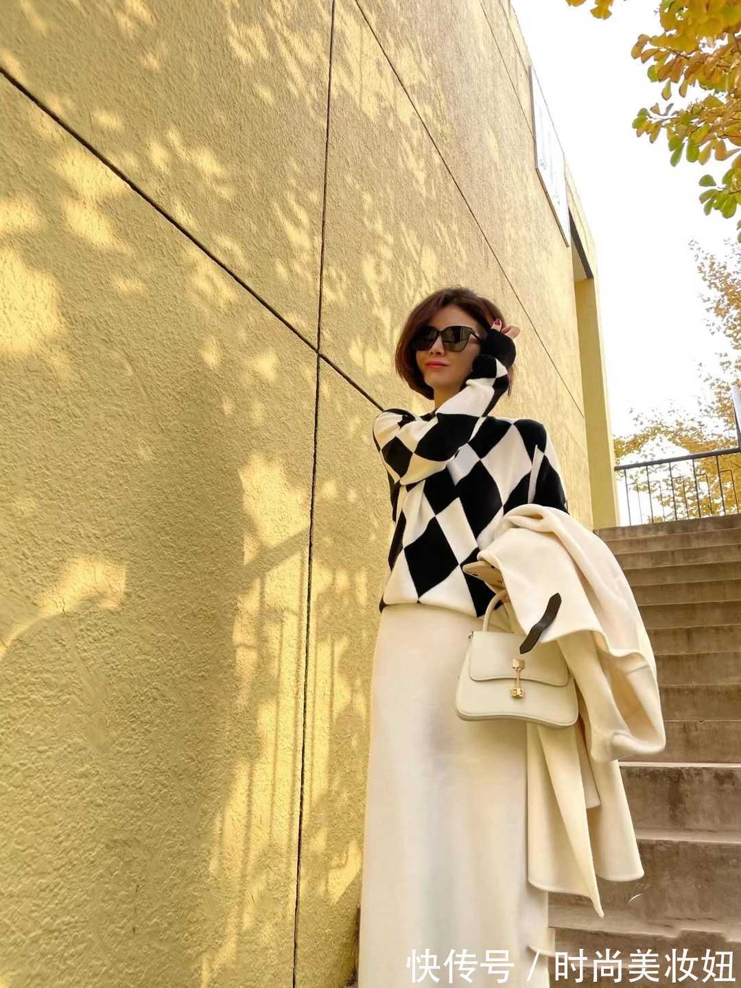 配饰|真正会打扮的中年女人,穿衣都在做“减法”,基础款穿出好气质