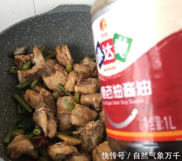 酸豆角烧排骨,香气扑鼻,一点都不油腻!