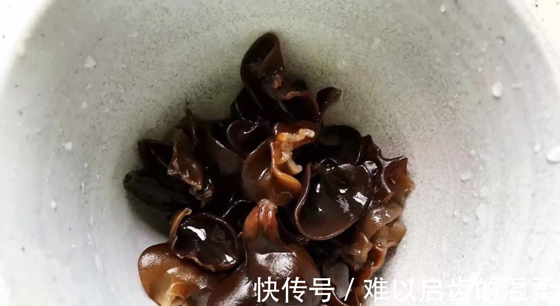 红烧肉|家常木耳腐竹红烧肉,用老卤汁一起炖煮,味道鲜美下饭,真解馋