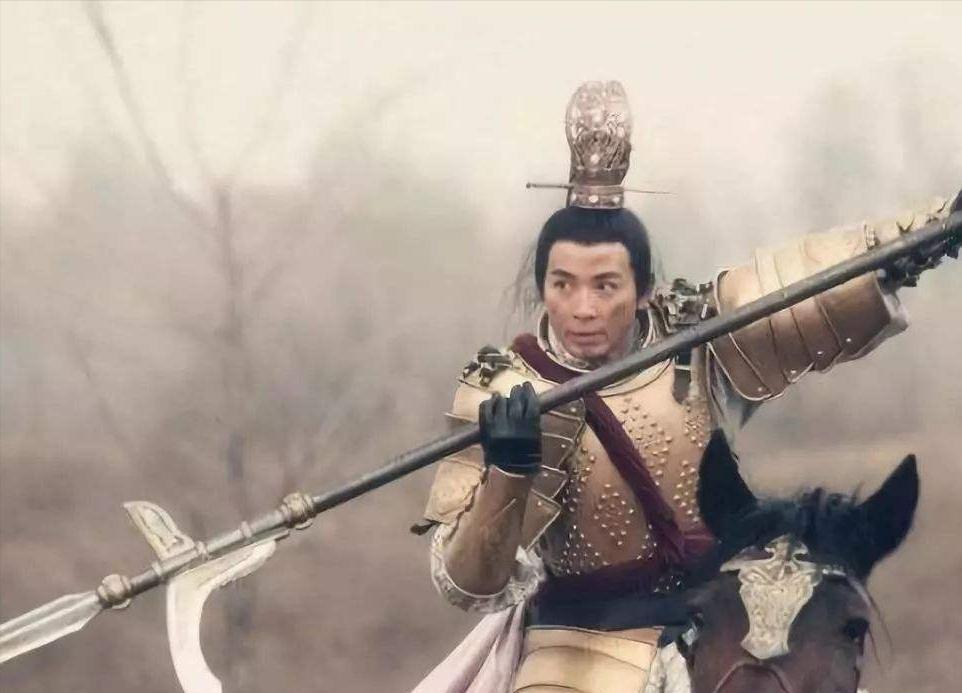 梁山好汉&水浒传中,方腊有一位猛将实力比肩林冲,可惜被梁山好汉围攻致死