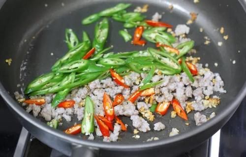 冬天，多给家人吃这菜，每天炒一盘，营养互补，美味又解馋