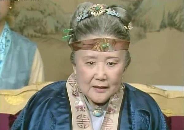 刘姥姥|刘姥姥二进荣国府,贾母为何只给衣服不给钱,是她太吝啬了吗?