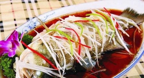 清蒸鱼时,有人放盐,有人放生抽,厨师长:都不放!教你正确做法