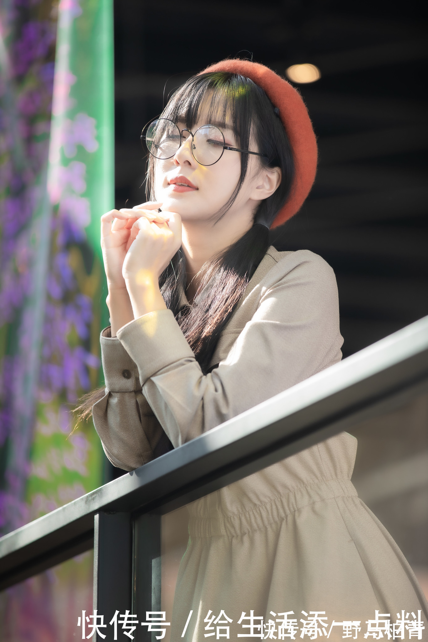 小帽|靓丽美女陈郁晴时尚风衣写真,搭配一款圆顶小帽还有那么一点俏皮