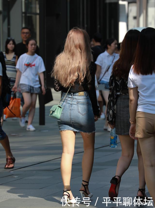 内搭方式|打底衫搭配牛仔短裙,配上高跟鞋,高级时髦