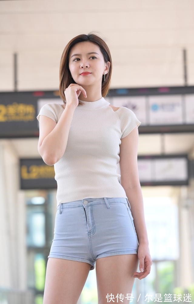 大长腿 牛仔短裤怎么搭配更清凉蓝白配色+水晶高跟凉鞋,清凉又显身材!