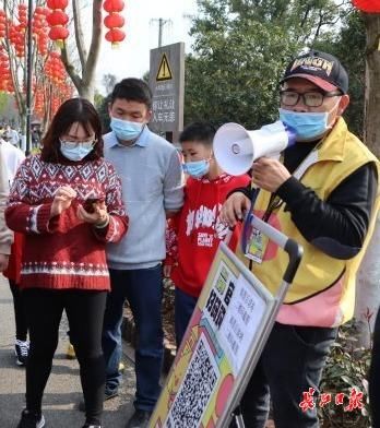 “沿湖边走一大圈都不累，心情舒畅”，留汉过年的山东人东湖边搭帐篷吃煎饼