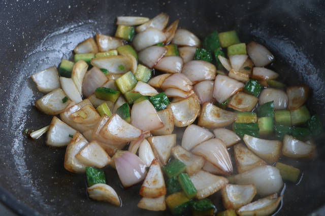 剩馒头别蒸着吃了，5分钟做成早餐，比肉还好吃，每次一锅吃精光