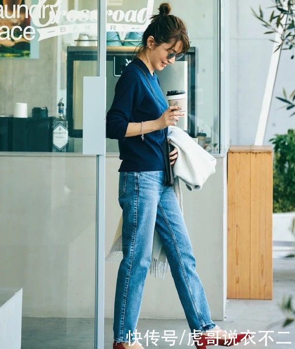 春天蓝色牛仔裤怎么穿？4款穿搭每一组都高级，让你穿衣不重样