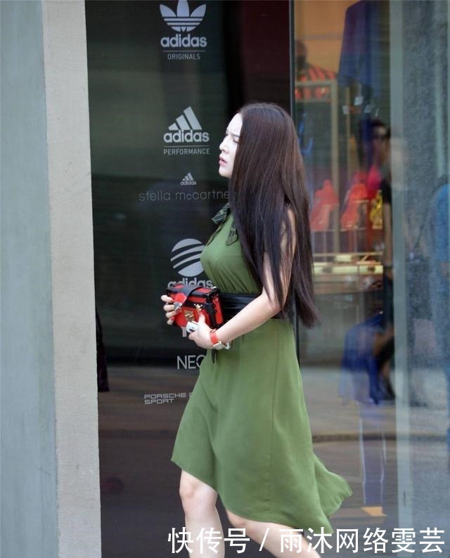 绿色连衣裙,黑色腰带增加装饰,浅灰色的尖头细跟鞋,衬托精致