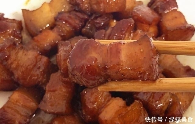 好吃|整块五花肉丢进电饭煲，不放油不加水，30分钟出锅，好吃到舔盘