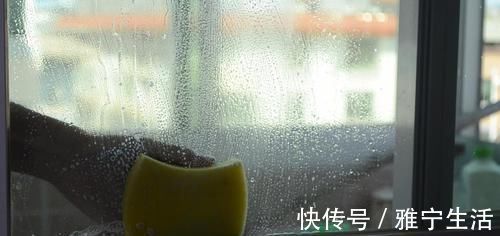 一滴水|不管玻璃有多脏,试试这个小技巧,不用一滴水,干净透亮还不留灰