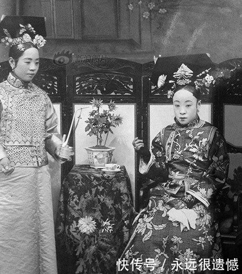 婉容|末代皇帝溥仪一家私房照:图5是末代皇后婉容在吹箫