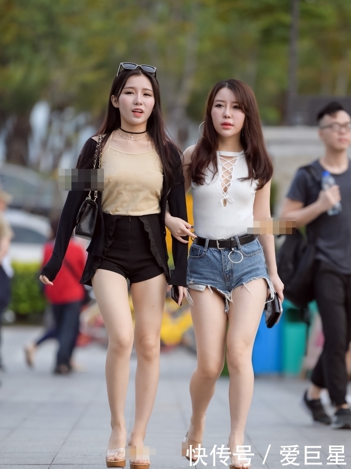 热裤|街拍:时尚靓丽的美女姐妹花,性感热裤展现迷人身材!