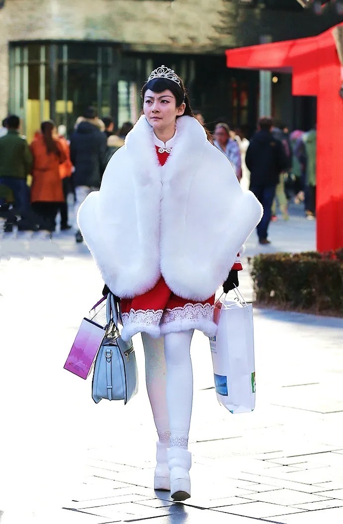 靓女|街拍:用长筒白袜打造优质美腿的靓女