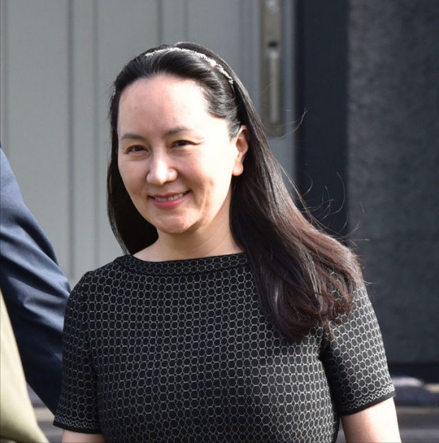 孟晚舟气质全开!穿黑色连衣裙高贵大气,网友:彰显出了女性魅力