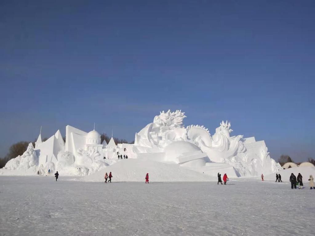 太阳岛雪博会主塑《华夏神龙》落成迎客