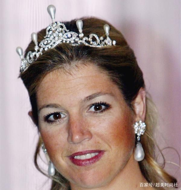 荷兰王室的这件珠宝太值了！皇冠拆成耳环用，祖母绿能换成钻石戴